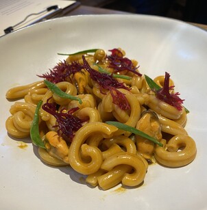 Trofie con caldo de parihuela y mejillones escabechados