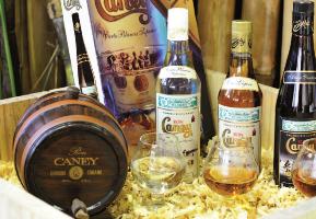 Ron ligero cubano en manos de mujer