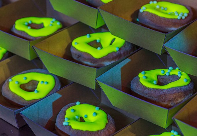 Glonuts, donuts que brillan en la oscuridad