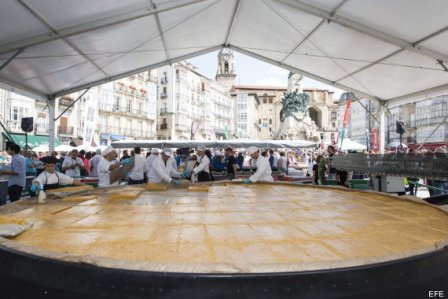 Vitoria cocina la tortilla más grande del mundo en plena calle