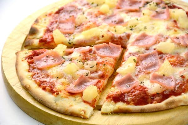 Quién es el chef que revolucionó la gastronomía con su pizza hawaiana