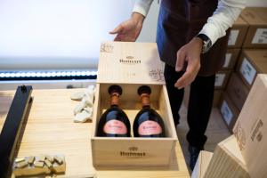 Maison Ruinart le permite disfrutar de un exclusivo detalle de lujo con  la personalización de su caja de champagne