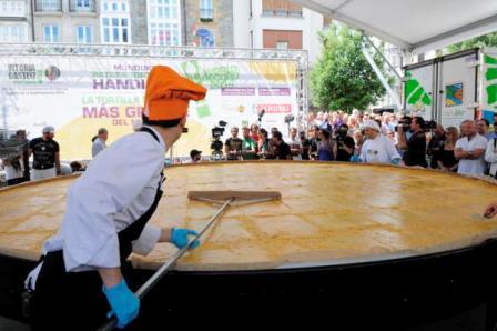 Vitoria-Gasteiz consigue homologar el record de la tortilla de patatas más grande del mundo