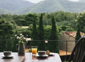 Desayuno con vistas a un paisaje natural. (Foto: Freepik)