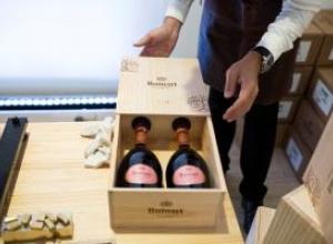 Maison Ruinart le permite disfrutar de un exclusivo detalle de lujo con  la personalización de su caja de champagne