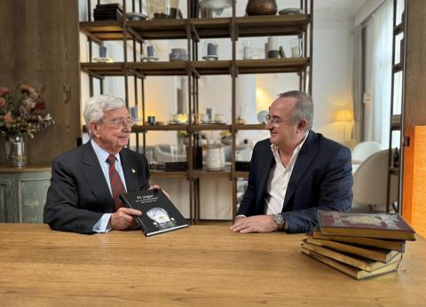 Rafael Ansón con Xavier Pont, presidente de Pastoret, presentando el libro “El yogur en la gastronomía del siglo XXI”. (Foto: Rafael Ansón)