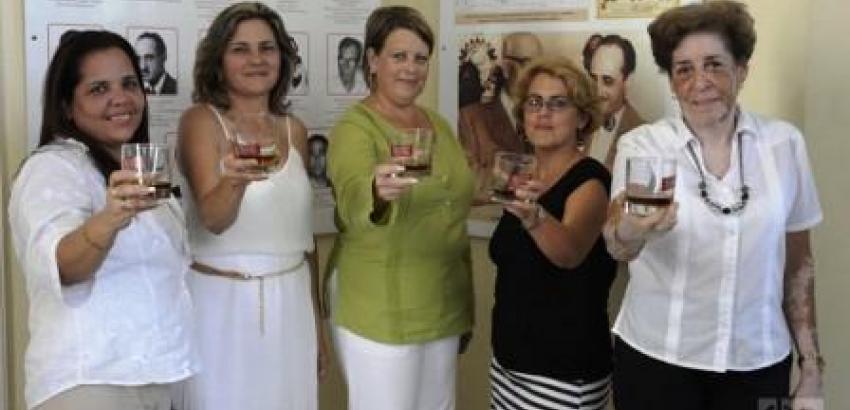 Cinco mujeres aspiran a maestras del ron cubano