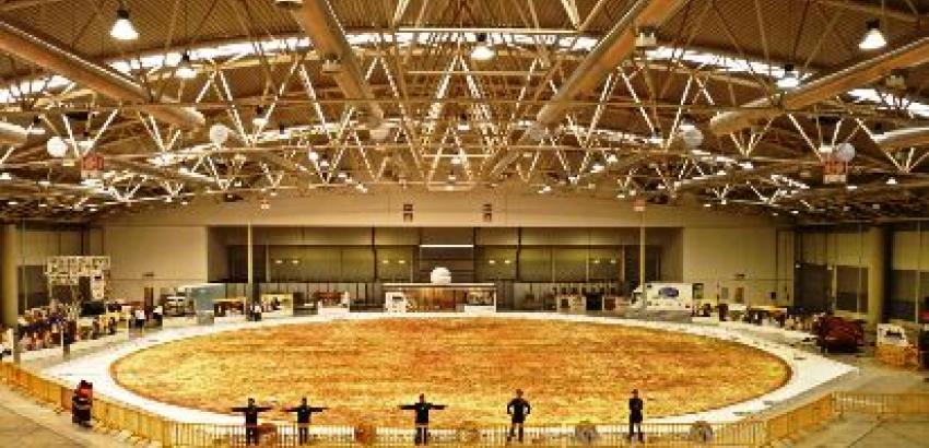 Rompen en Italia récord Guinness de la pizza sin gluten más grande del mundo