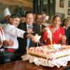 Trabajadores del Floridita picaron el cake por su cumpleaños 206.